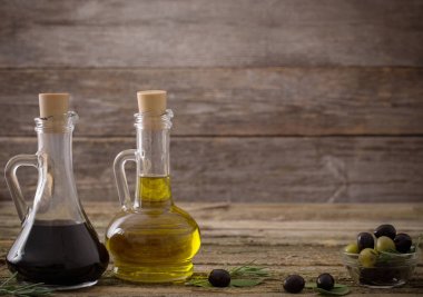 Zeytinyağı ve ahşap arka plan üzerinde balsamik sirke