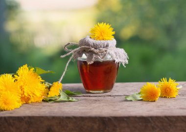 Dandelions ahşap bir masa üzerinde gelen reçel