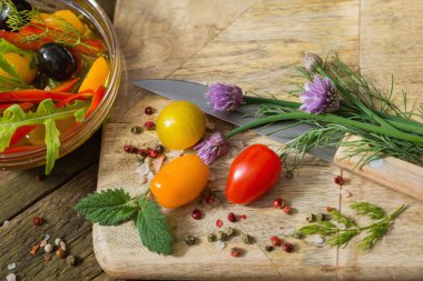 sebze ve eski ahşap zemin üzerine zeytin