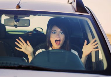 Arabayı kullanan korkmuş kadın sesler