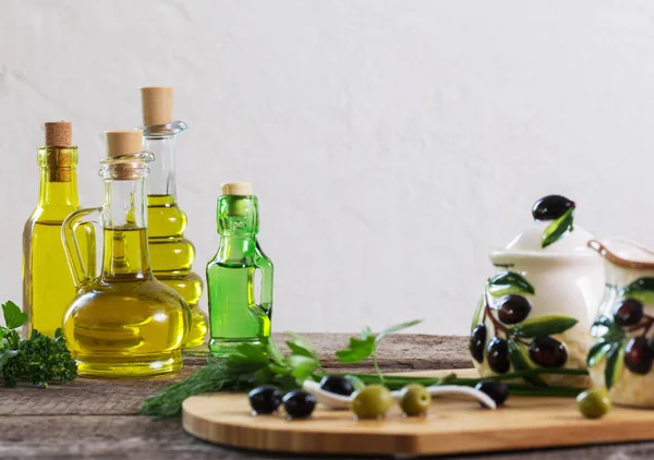 Оливкова олія на дерев'яному столі — стокове фото