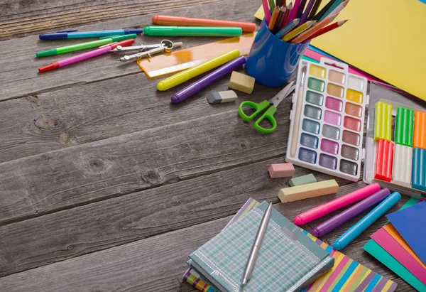 Volver al concepto escolar sobre fondo de madera — Foto de Stock