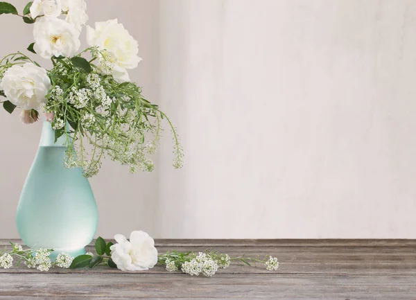 Rosas brancas em vaso — Fotografia de Stock