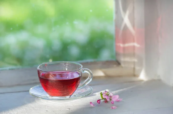 Té en taza de vidrio en el viejo alféizar de la ventana —  Fotos de Stock