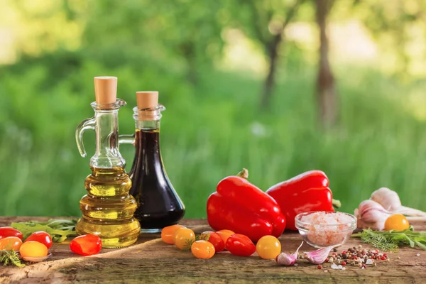 Овощи с маслом на деревянном столе — стоковое фото