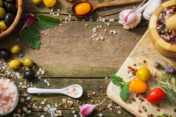 Légumes et olives sur fond vieux bois — Photo