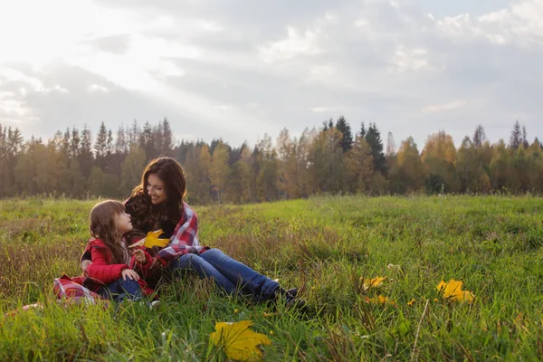 Küçük kız ve annesi sonbahar Park — Stok fotoğraf
