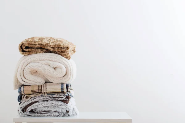 Beyaz bir arka plan üzerinde battaniye yığını