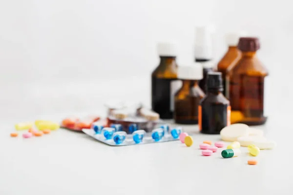 Composizione di flaconi di medicina e pillole su sfondo bianco — Foto Stock