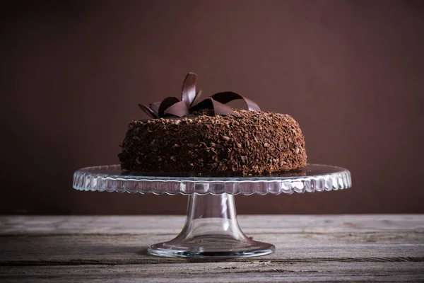 Bolo de chocolate na velha mesa de madeira — Fotografia de Stock