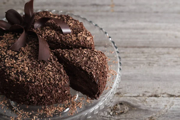 Chokladkaka på gamla träbord — Stockfoto