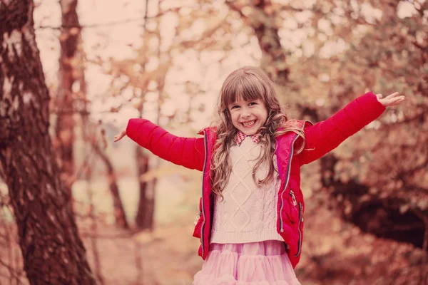 Boldog lány az őszi parkban — Stock Fotó