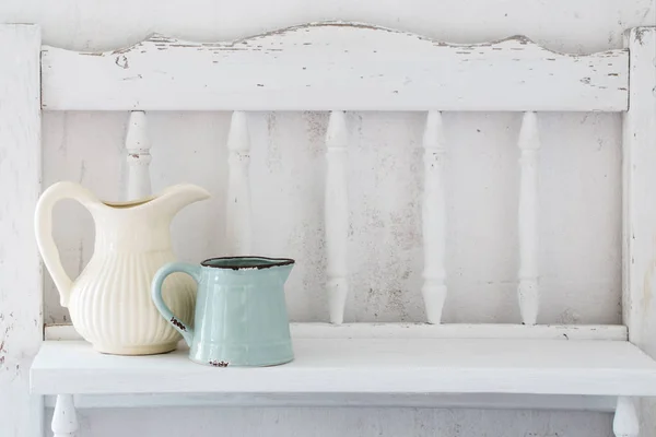 Vaisselle sur étagère en bois blanc — Photo