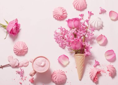 Bir gözleme koni ile yoğurt ve beyaz arka meringues çiçeklenir