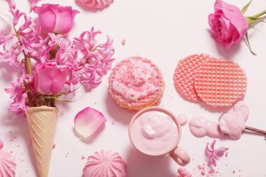 Bir gözleme koni ile yoğurt ve beyaz arka meringues çiçeklenir