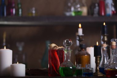 Sihirli iksir, eski kitaplar ve mumlar