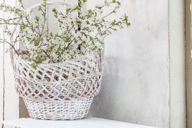 Beyaz iç kısımda bahar çiçekleri