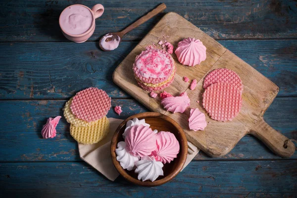 Dessert rose sur une vieille table en bois sombre — Photo