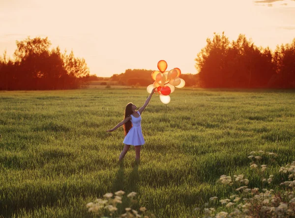 Balonlar açık olan genç kadın — Stok fotoğraf