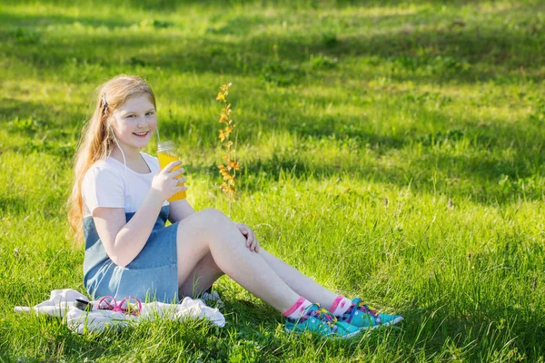 Gelukkig tiener meisje in zomer park — Stockfoto