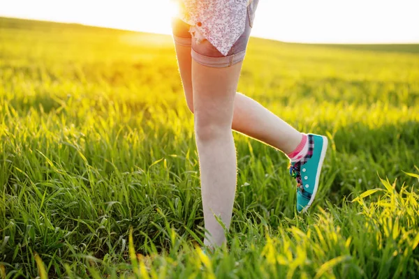 Runner - running shoes closeup of teen girl barefoot running sho — Stock Photo, Image