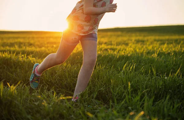 Corredor - tênis de corrida close-up de menina adolescente descalça correndo sho — Fotografia de Stock