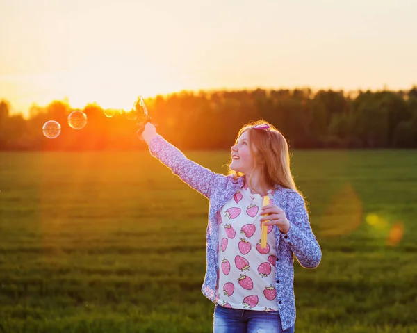 Glad tjej med såpbubbla utomhus — Stockfoto