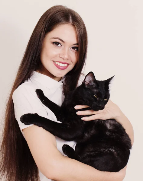 Młoda piękna kobieta z kotem — Zdjęcie stockowe
