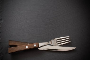 Gümüş siyah taş zemin üzerine