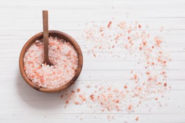 Himalaya tuz Beyaz ahşap zemin üzerinde