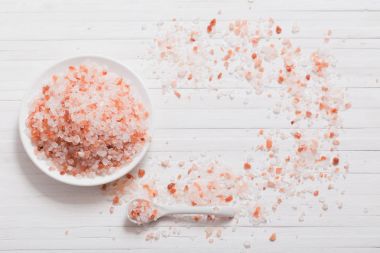 Himalaya tuz Beyaz ahşap zemin üzerinde