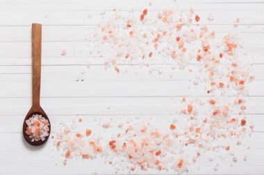 Himalaya tuz Beyaz ahşap zemin üzerinde