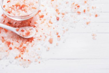 Himalaya tuz Beyaz ahşap zemin üzerinde