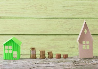 Kağıt ev yeşil ahşap zemin üzerine