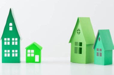 beyaz zemin üzerine kağıt evi