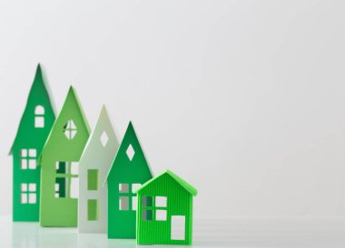 beyaz zemin üzerine kağıt evi