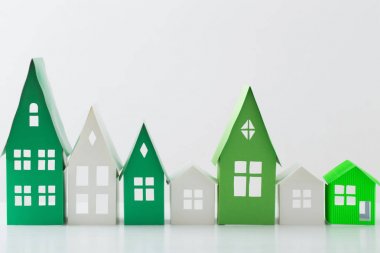 beyaz zemin üzerine kağıt evi