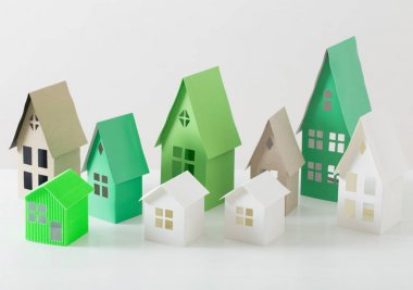 beyaz zemin üzerine kağıt evi