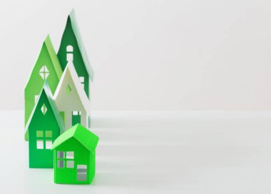 beyaz zemin üzerine kağıt evi