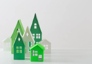 beyaz zemin üzerine kağıt evi