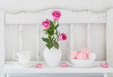 pinc gül vazo ve yemek beyaz ahşap raf
