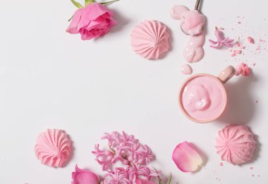 Bir gözleme koni ile yoğurt ve beyaz arka meringues çiçeklenir