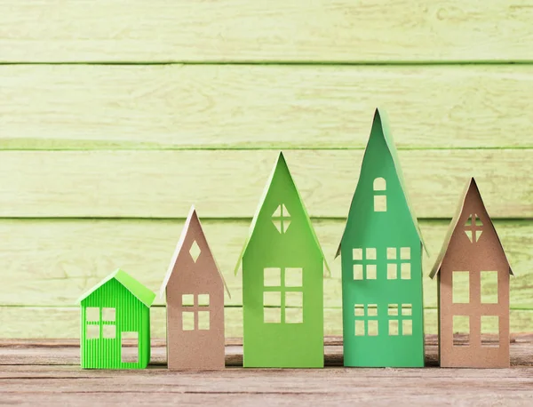 Бумажный дом на зеленом фоне — стоковое фото