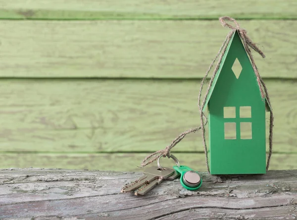 Casa de papel sobre fondo de madera verde — Foto de Stock