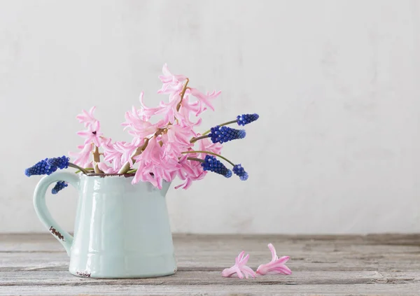 在 grunge 背景上的蓝色罐子的春天的花朵 — 图库照片