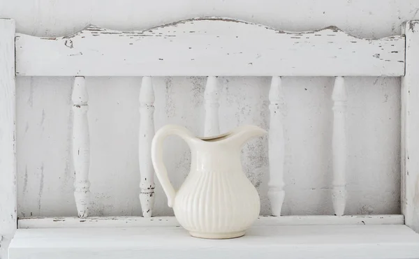 Посуд на білій дерев'яній полиці — стокове фото