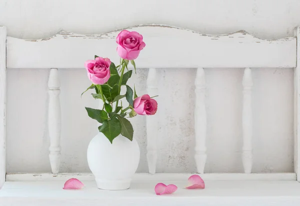Розовая роза на белой деревянной полке — стоковое фото