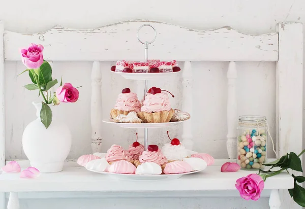 Kue merah muda di piring pada latar belakang putih — Stok Foto