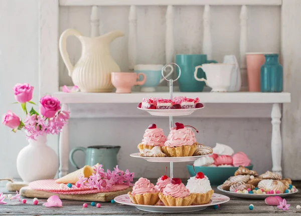 Roze koeken op plaat op witte achtergrond — Stockfoto