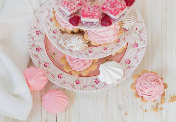 Tortas de color rosa en el plato sobre fondo blanco —  Fotos de Stock